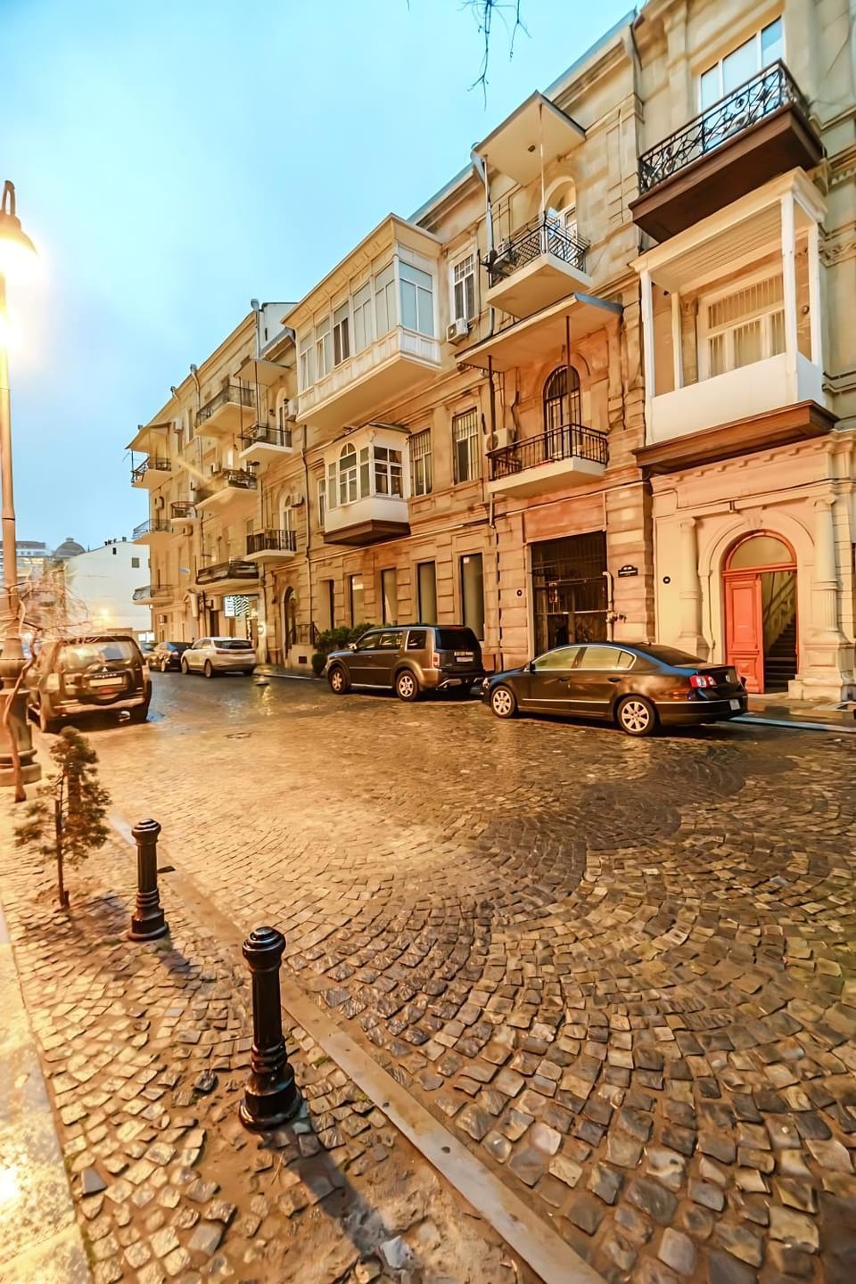 Property building, Day, Neighbourhood, City view, Street view, Location, Parking