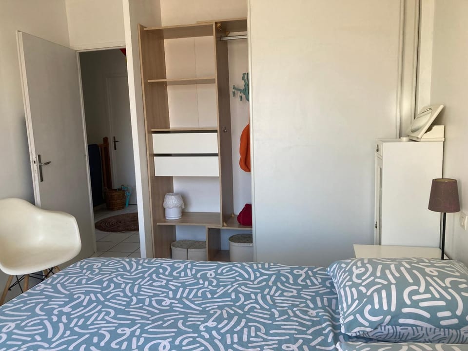Bed, Photo of the whole room, wardrobe