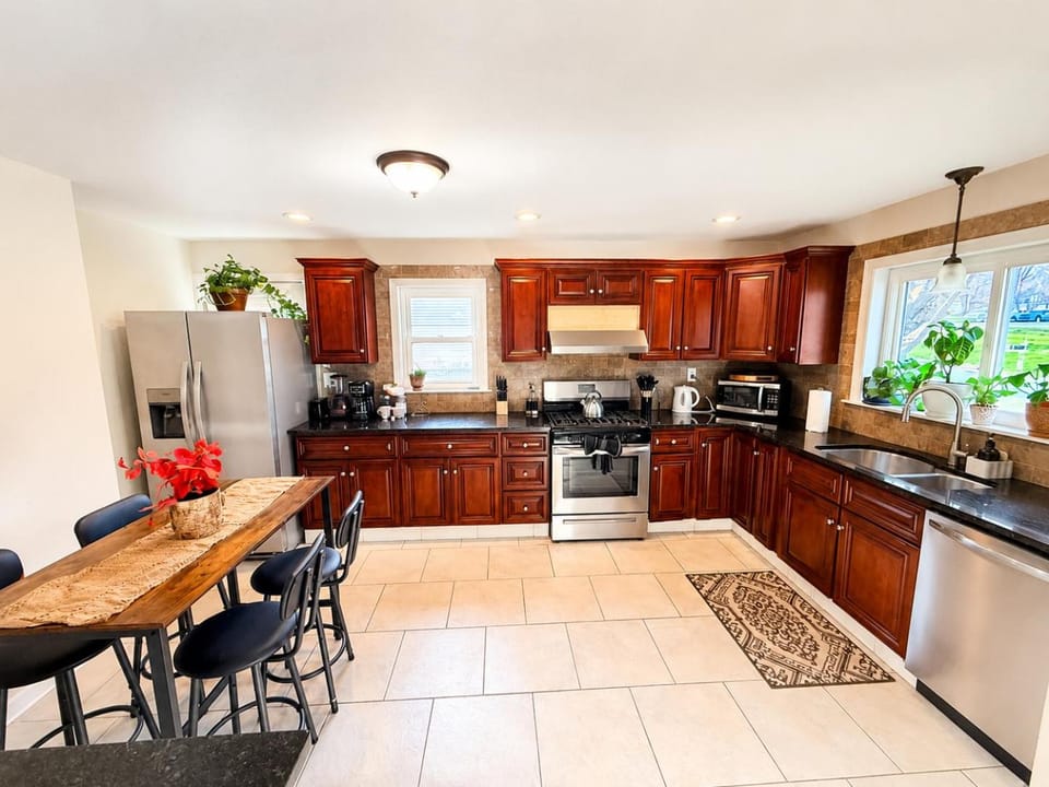 Kitchen or kitchenette, Dining area, dishwasher, stove