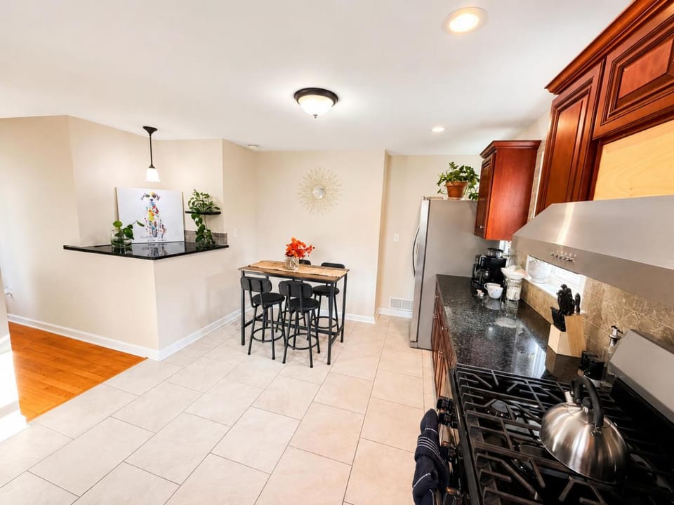 Cozy Private Queen Room 5 with Desk TV and WiFi near Yale Vacation rental in North Haven