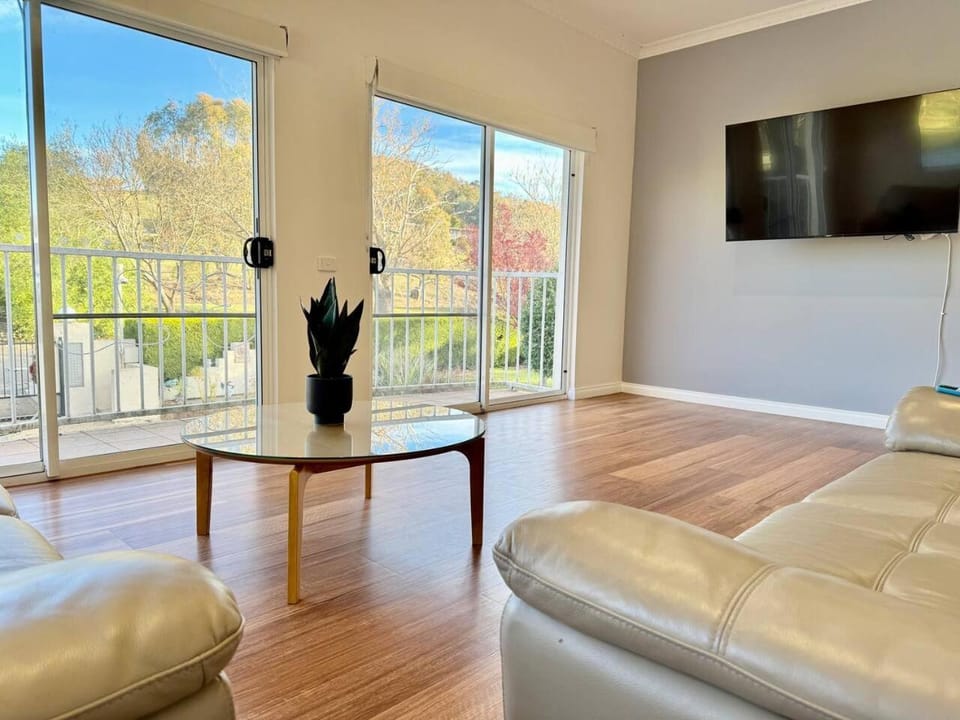 Luxe Buffalo River Retreat - Heated Pool, Spa. House in Myrtleford