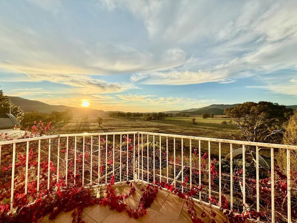 Luxe Buffalo River Retreat - Heated Pool, Spa. House in Myrtleford