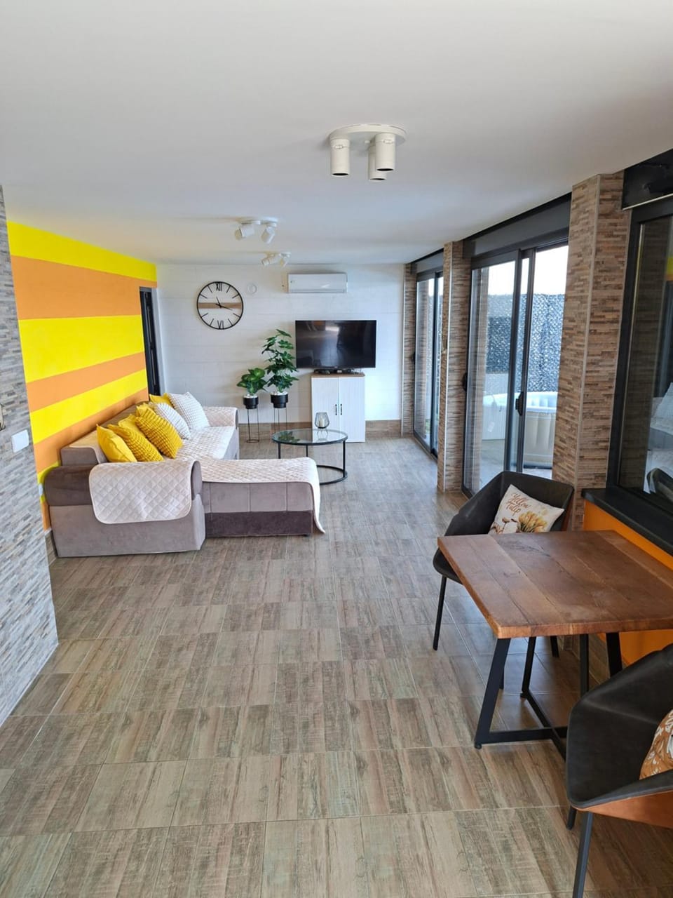 Communal lounge/ TV room, TV and multimedia, Living room, Seating area, Dining area