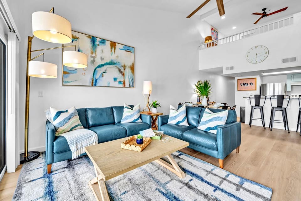 Day, Living room, Seating area, furniture