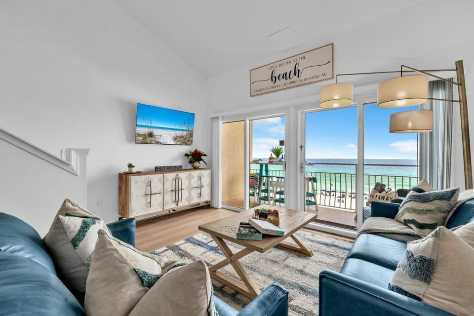 Day, TV and multimedia, Balcony/Terrace, Living room, Seating area, Sea view, furniture