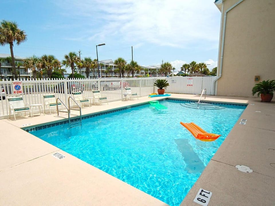 Day, Garden, Seating area, Swimming pool
