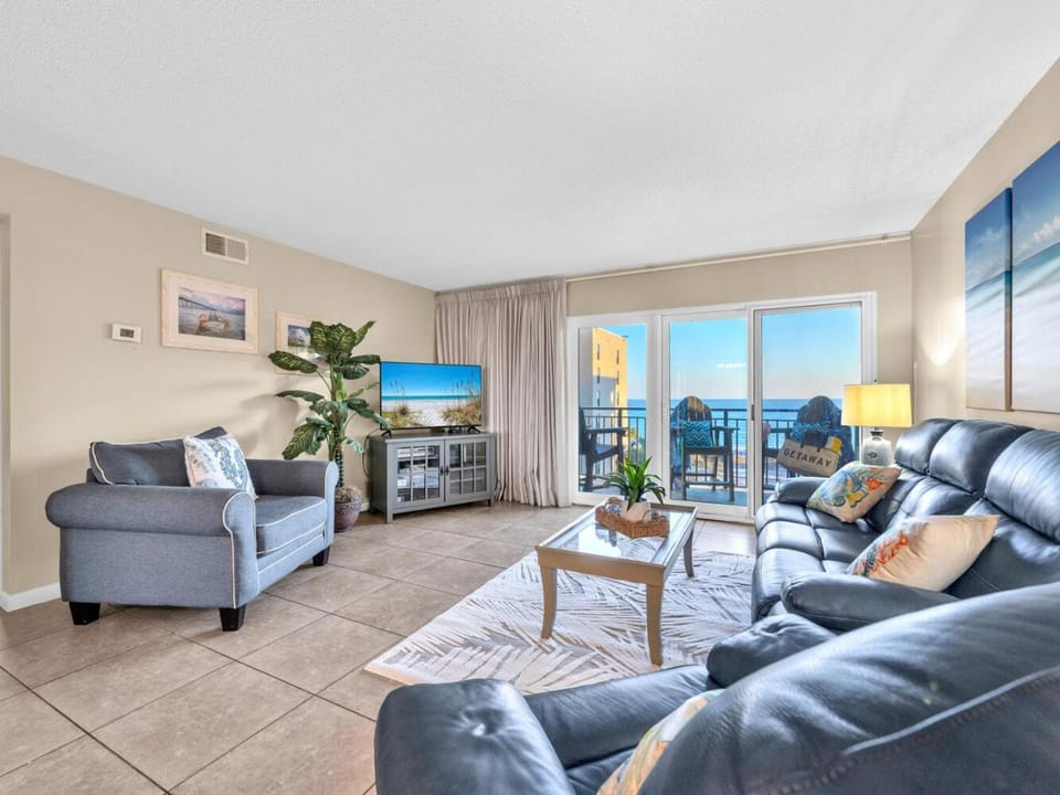 Day, TV and multimedia, Balcony/Terrace, Living room, Seating area, Sea view, furniture, air conditioner