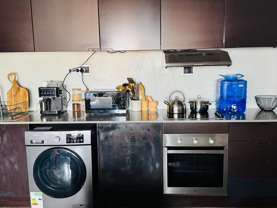 Coffee/tea facilities, Kitchen or kitchenette, oven, stove, washing machine