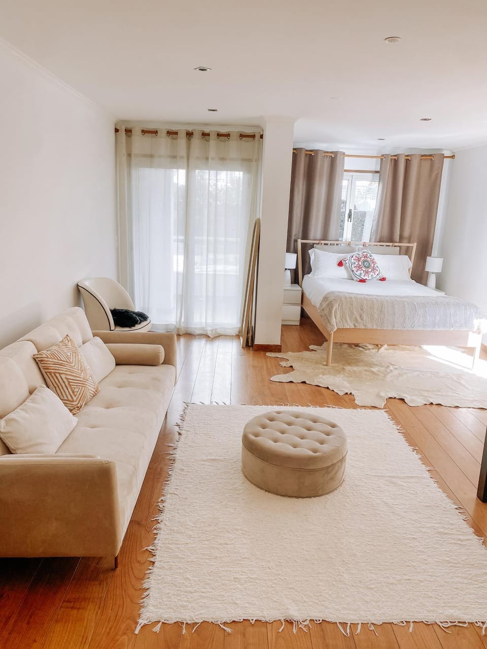 Bed, Living room, Photo of the whole room, Seating area, Bedroom