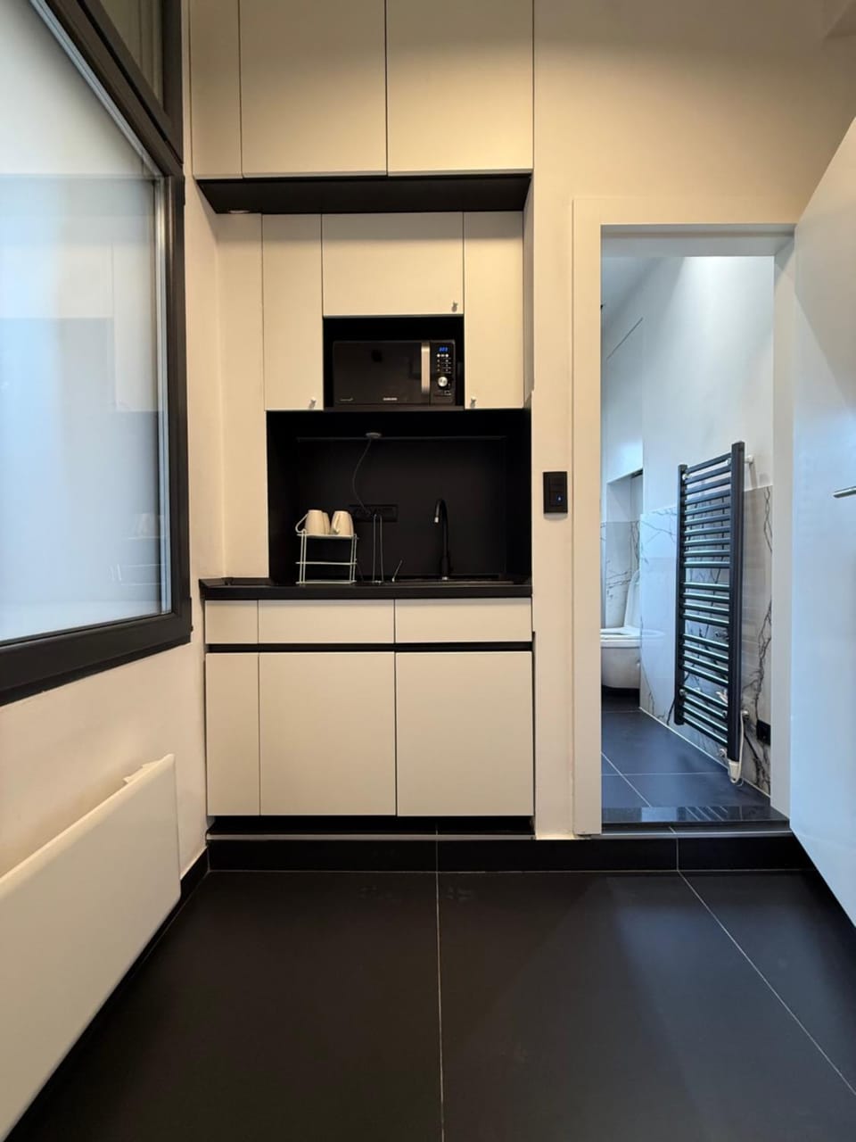 Kitchen or kitchenette, minibar