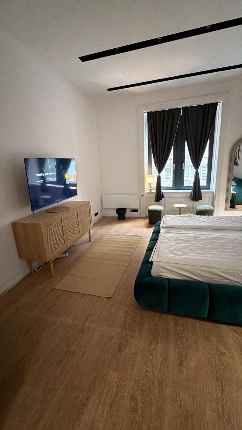 Bed, TV and multimedia, Bedroom