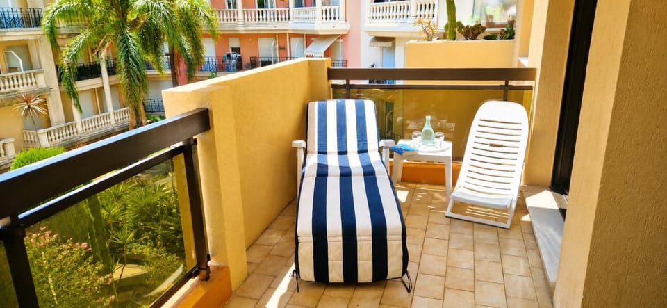 Appartement VUE MER Exceptionnelle PARKING Privé Menton Centre CLIM mobile Apartment in Menton