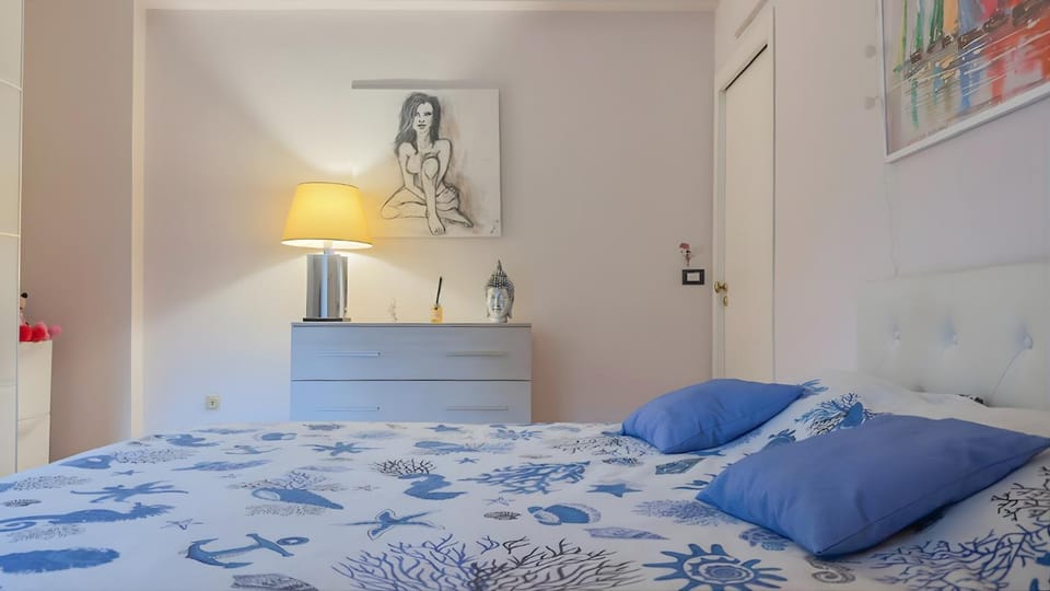 Bed, Decorative detail, Decorative detail, Bedroom