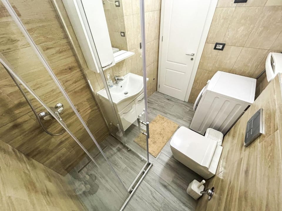 Shower, Toilet, Bathroom, towels, washing machine