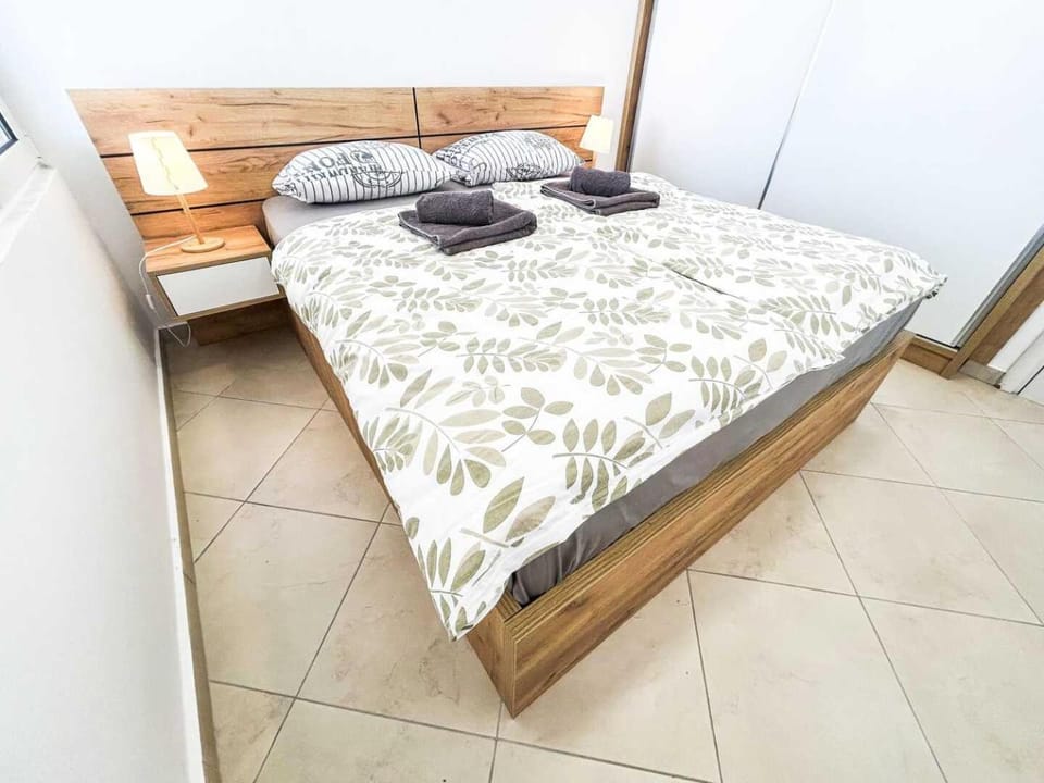 Bed, Photo of the whole room, Bedroom, towels, wardrobe