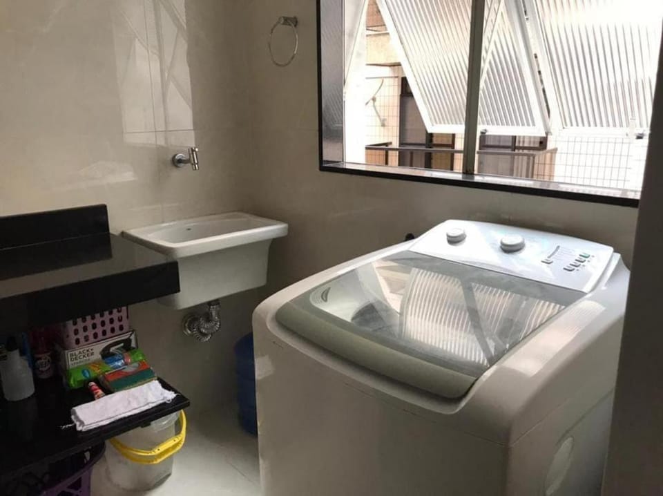 Apto moderno com 4 quartos e Excelente localização 550m da Praia do Forte House in Cabo Frio