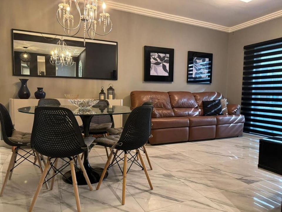 Apto moderno com 4 quartos e Excelente localização 550m da Praia do Forte House in Cabo Frio