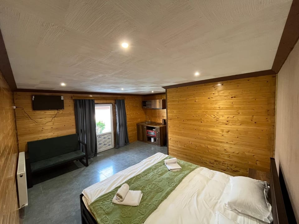 Bed, TV and multimedia, Photo of the whole room, Bedroom, towels