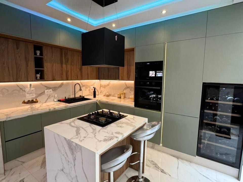 Coffee/tea facilities, Kitchen or kitchenette, oven, stove, kitchen