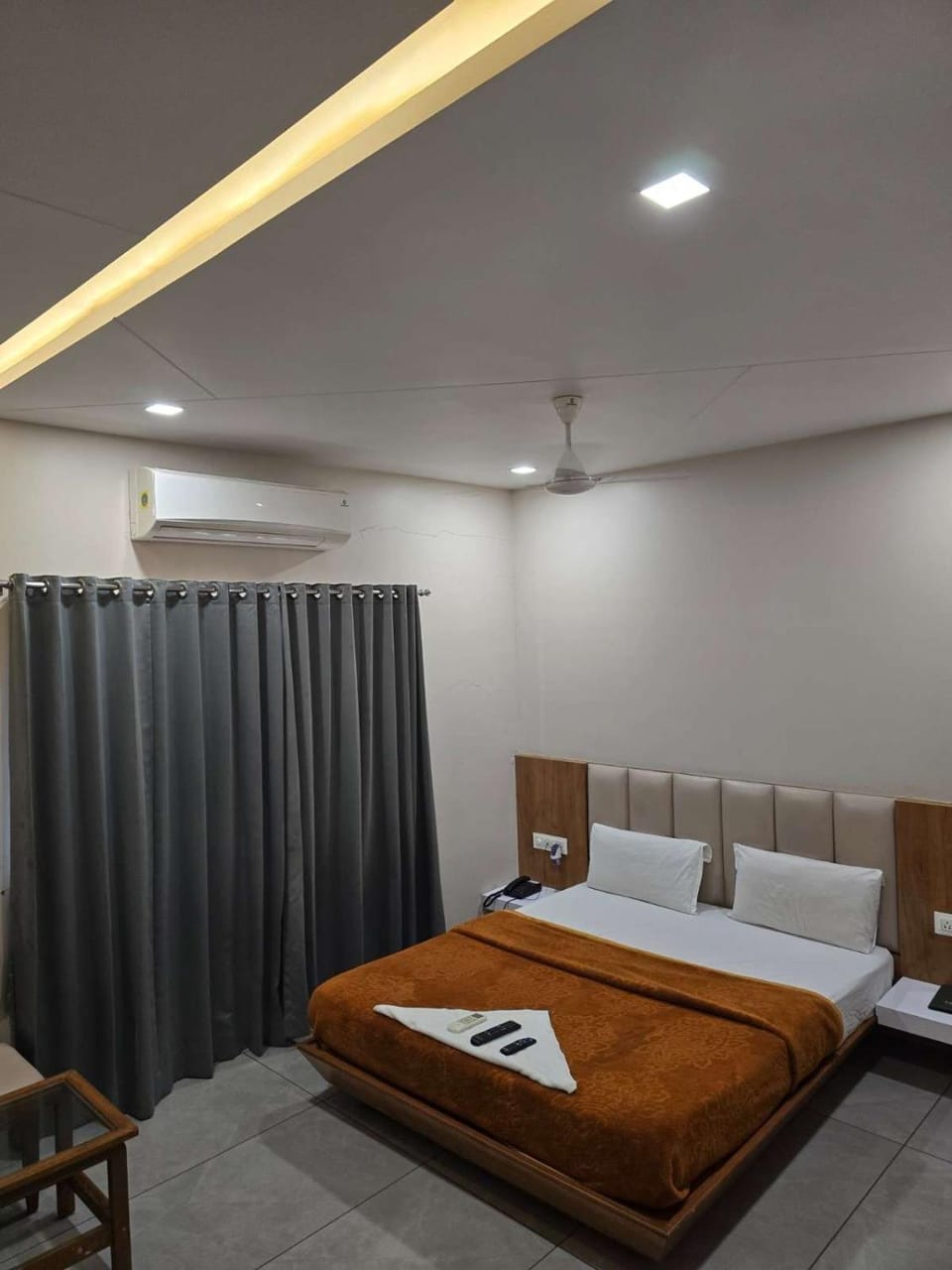 Bedroom, bidet, towels, wardrobe, air conditioner