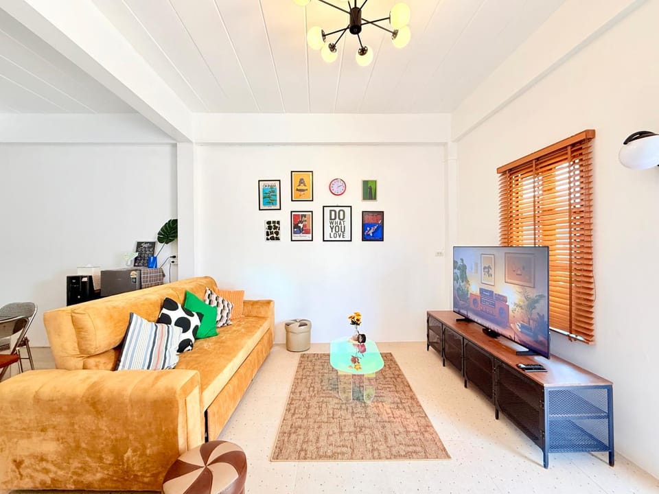 Communal lounge/ TV room, TV and multimedia, Living room, Seating area