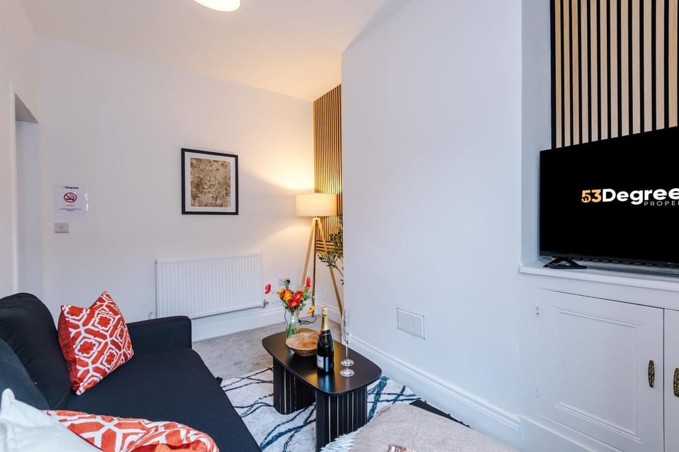 TV and multimedia, Living room, Evening entertainment