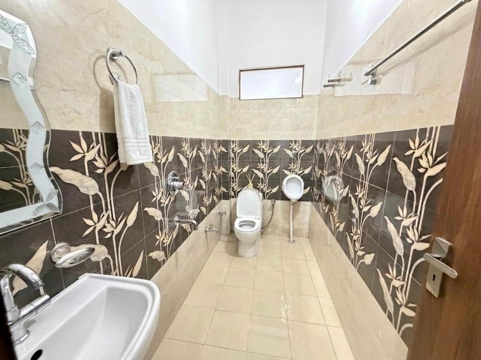 Luxury Palm Stay Bed and Breakfast in Punjab
