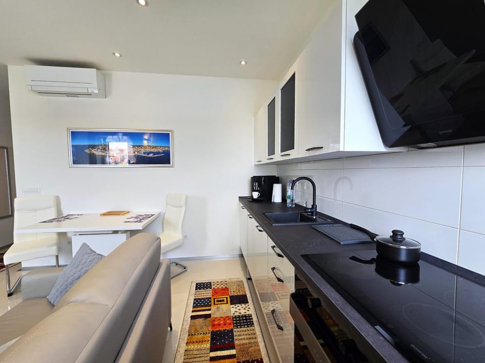 TV and multimedia, Kitchen or kitchenette, Living room, Seating area, Dining area, stove, air conditioner