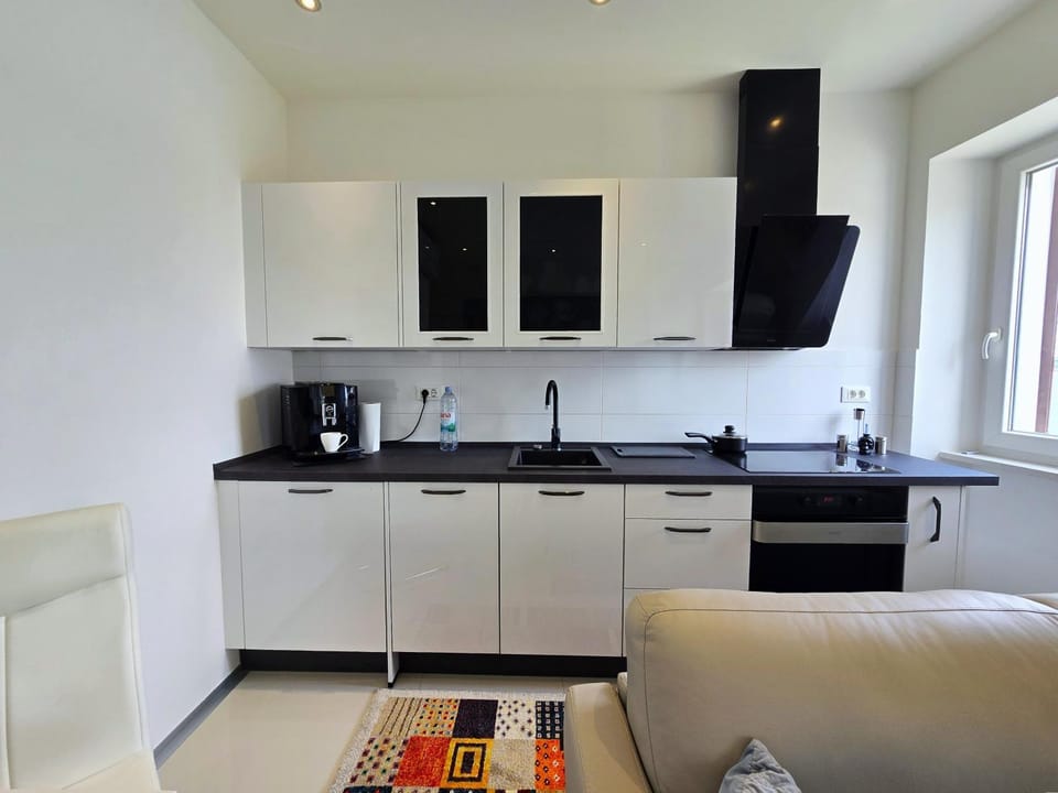 Coffee/tea facilities, Kitchen or kitchenette, oven, stove
