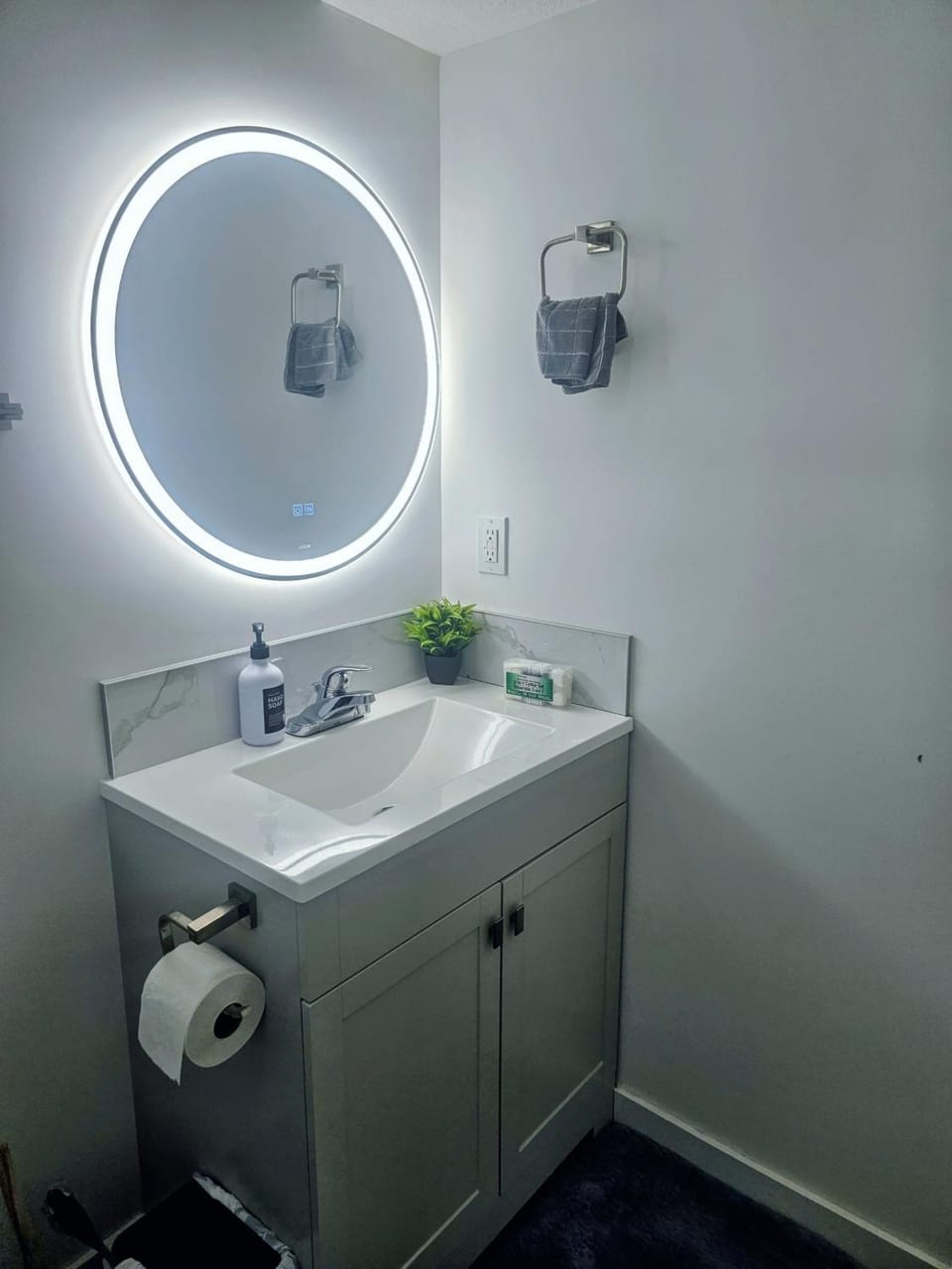 Snug 2 bedroom sleeps 5-Netflix Vacation rental in Edmonton