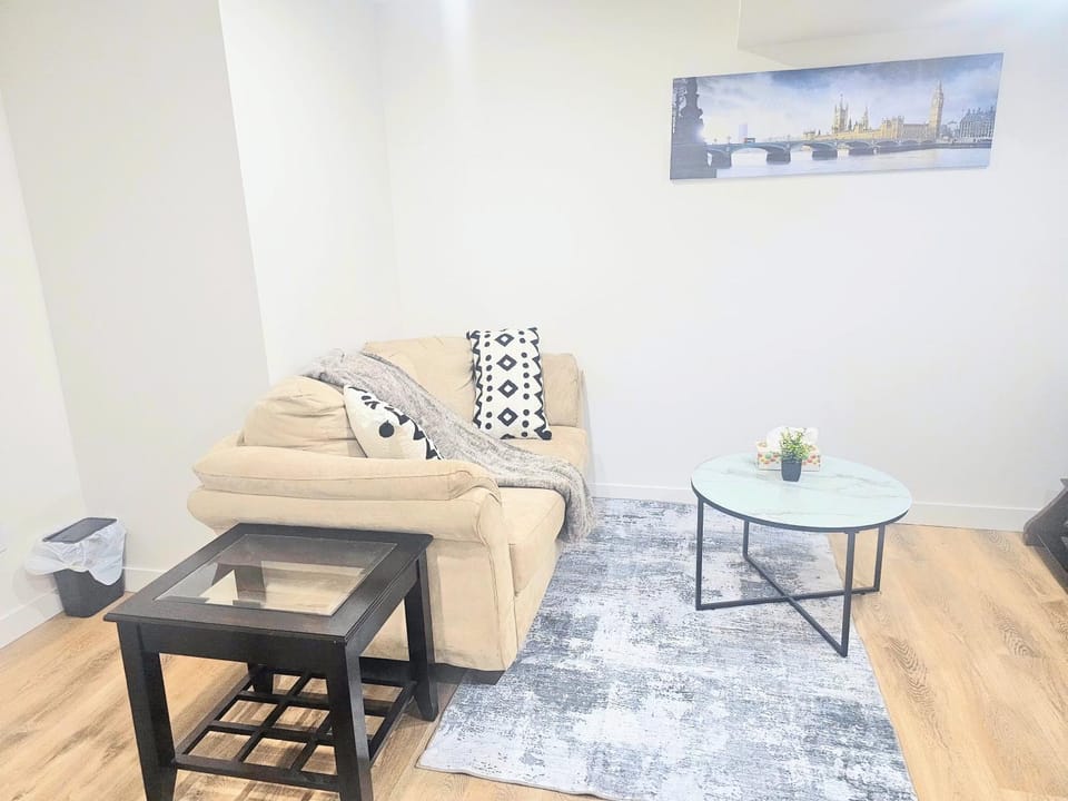 Snug 2 bedroom sleeps 5-Netflix Vacation rental in Edmonton