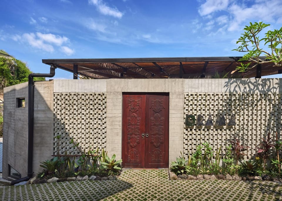Facade/entrance, View (from property/room)