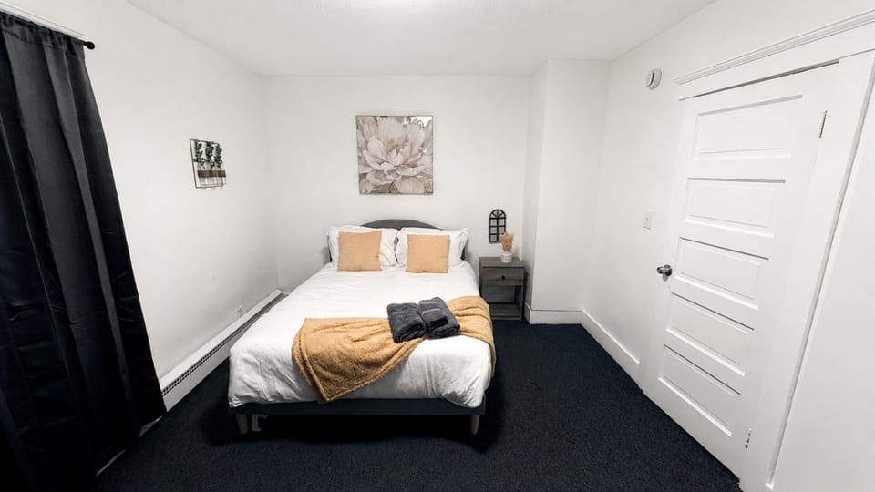 Nona - Private Room 1 with Parking, Desk & Fast WiFi near Yale, Quinnipiac, SCSU & Hospitals Vacation rental in New Haven