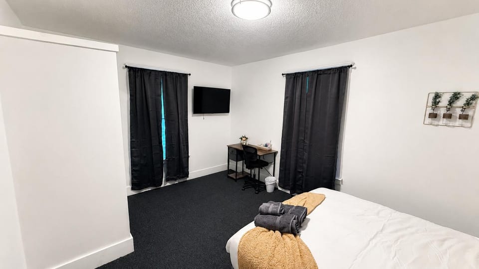 Nona - Private Room 1 with Parking, Desk & Fast WiFi near Yale, Quinnipiac, SCSU & Hospitals Vacation rental in New Haven