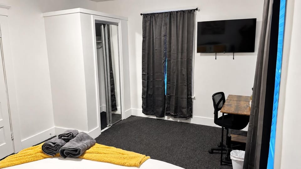 Nona - Private Room 1 with Parking, Desk & Fast WiFi near Yale, Quinnipiac, SCSU & Hospitals Vacation rental in New Haven