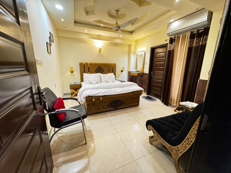 Bed, TV and multimedia, Photo of the whole room, Bedroom, wardrobe, air conditioner