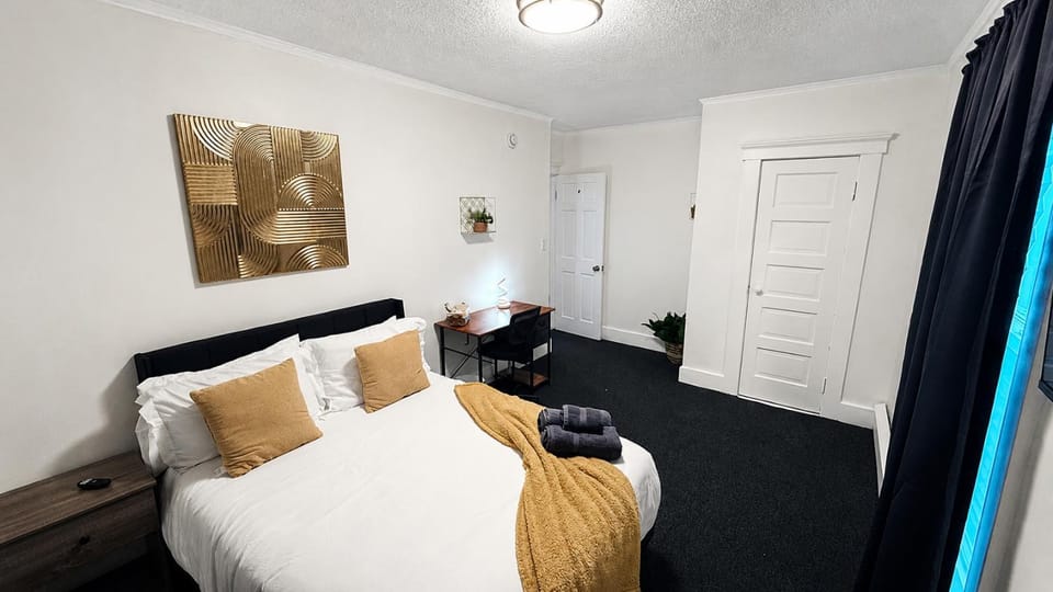 Nona - Private Room 2 with Parking, Desk & Fast WiFi near Yale, Quinnipiac, SCSU & Hospitals Vacation rental in New Haven
