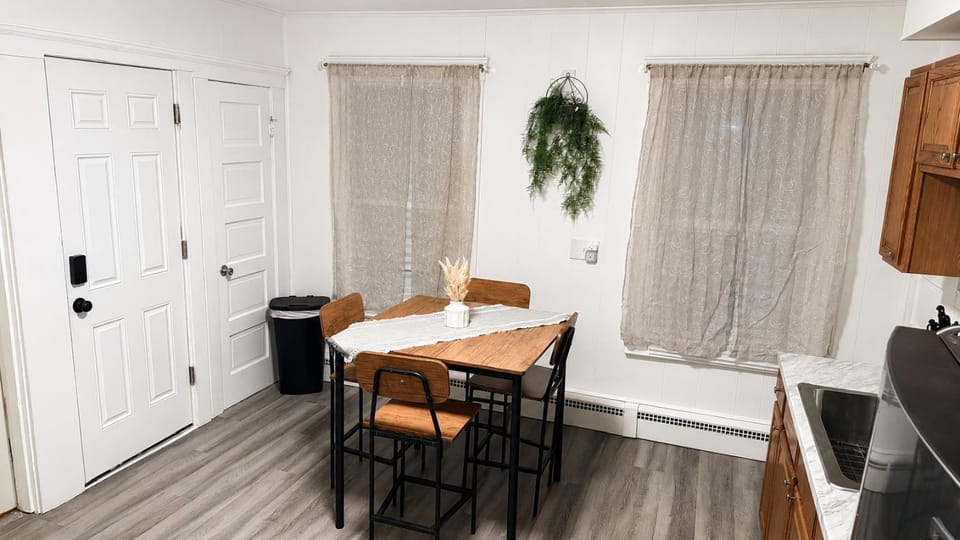 Nona - Private Room 2 with Parking, Desk & Fast WiFi near Yale, Quinnipiac, SCSU & Hospitals Vacation rental in New Haven