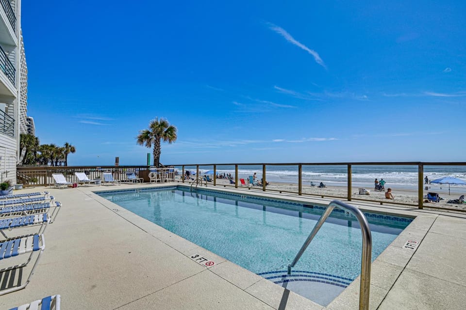 Walk to Pool & Beach! 3rd-Floor Murrells Inlet Gem House in Garden City
