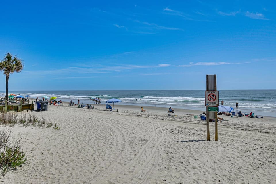 Walk to Pool & Beach! 3rd-Floor Murrells Inlet Gem House in Garden City