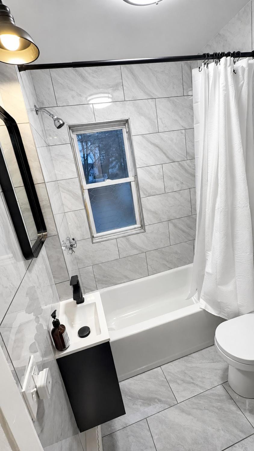 Nona - Private Room 3 with Parking, Desk & Fast WiFi near Yale, Quinnipiac, SCSU & Hospitals Vacation rental in New Haven
