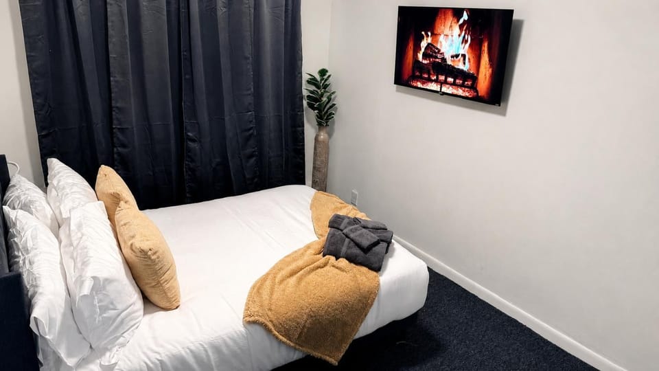 Nona - Private Room 3 with Parking, Desk & Fast WiFi near Yale, Quinnipiac, SCSU & Hospitals Vacation rental in New Haven