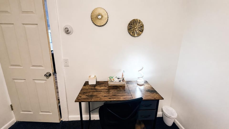 Nona - Private Room 3 with Parking, Desk & Fast WiFi near Yale, Quinnipiac, SCSU & Hospitals Vacation rental in New Haven