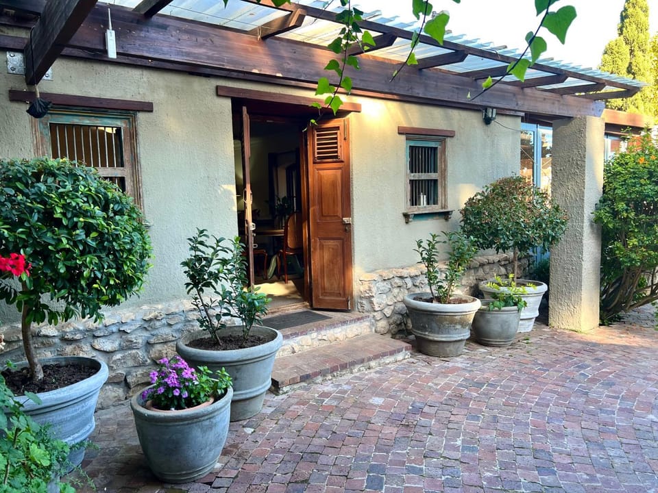 Facade/entrance, Day, Garden view