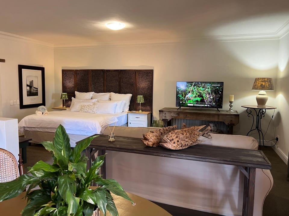 Bed, TV and multimedia, Bedroom