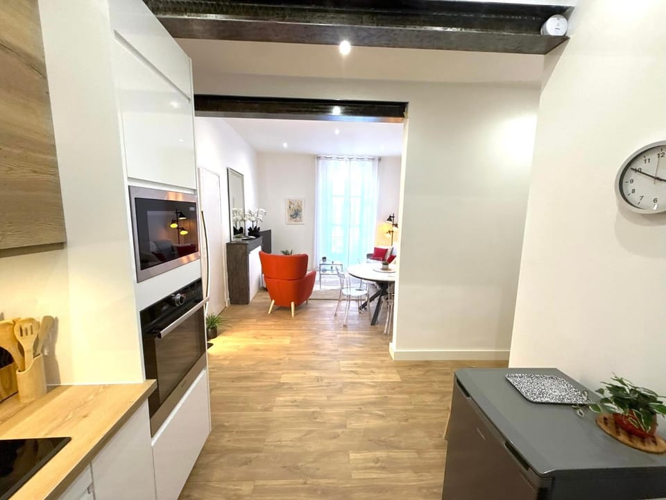 Kitchen or kitchenette, microwave, oven, stove