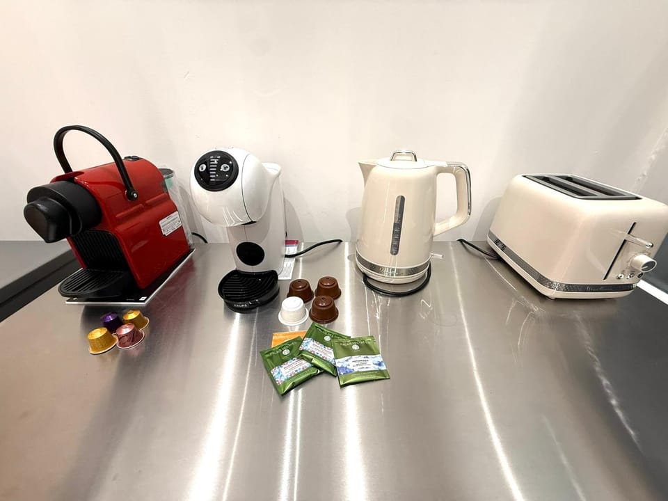 Coffee/tea facilities, toaster
