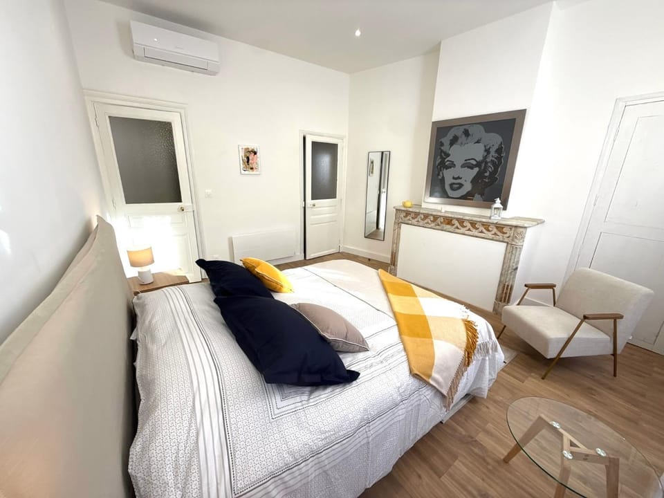 Bed, Photo of the whole room, Bedroom