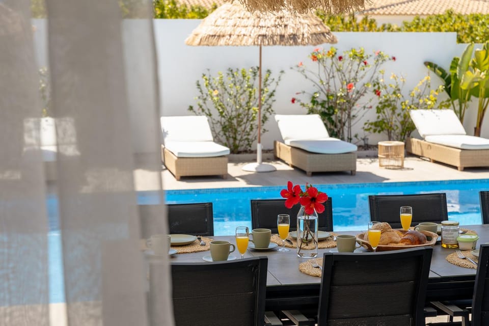 Patio, Dining area, Swimming pool, Breakfast, sunbed