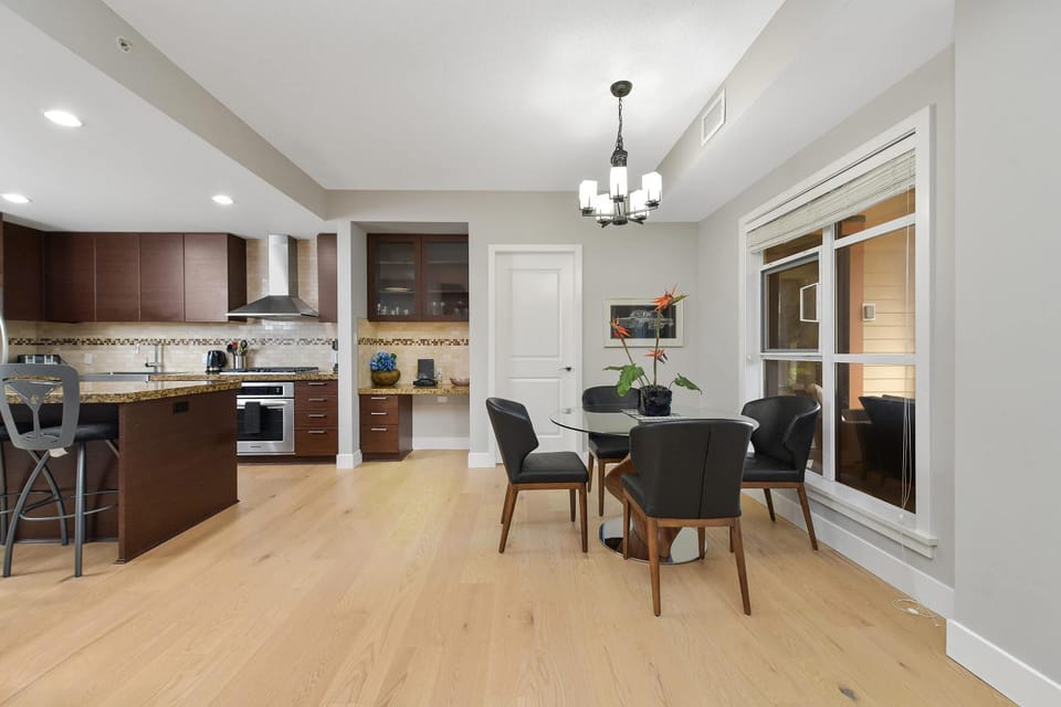 Finlayson Reach Luxury Bear Mountain Condo Views Patio & Amenities House in Langford